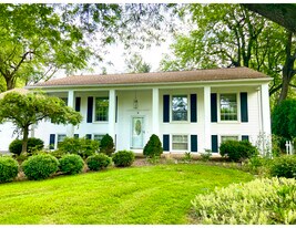 8 Buchanan Rd in Pittsford, NY - Building Photo