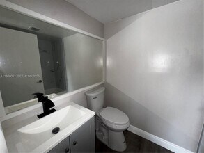 5780 Rock Island Rd in Tamarac, FL - Foto de edificio - Building Photo