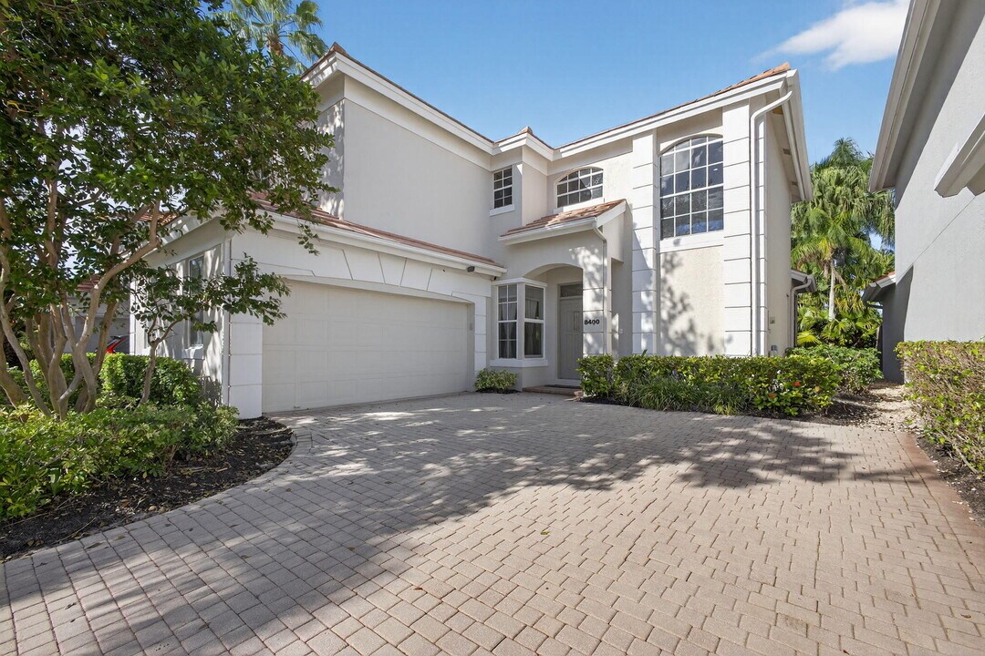 8400 Heritage Club Dr in West Palm Beach, FL - Building Photo