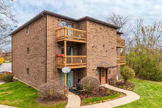 College Green Apartments in Lisle, IL - Building Photo - Primary Photo