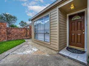 13031 Newbrook Dr in Houston, TX - Foto de edificio - Building Photo