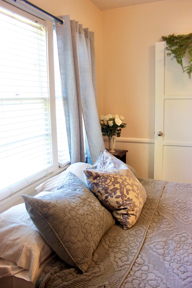 1818 Hi Point St in Los Angeles, CA - Building Photo - Building Photo