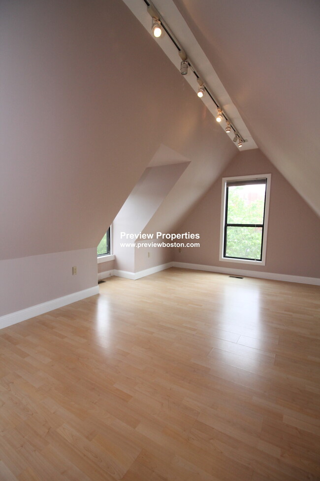 1674 Beacon St, Unit 2 in Brookline, MA - Building Photo - Building Photo