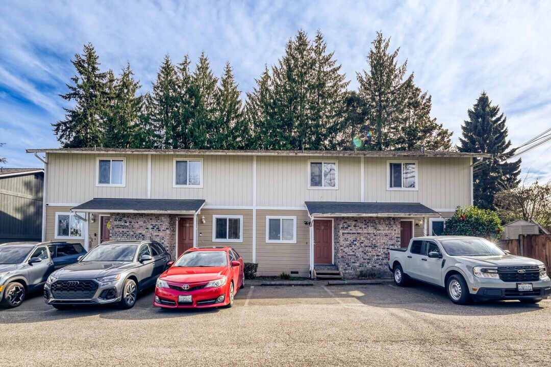 14131 Admiralty Way in Lynnwood, WA - Foto de edificio