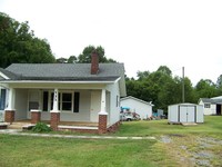 733 N Main St in Dobson, NC - Foto de edificio - Building Photo