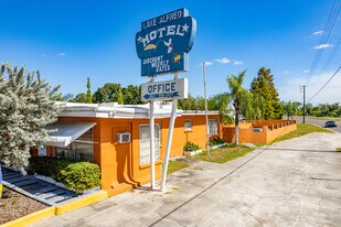 670 E Alfred Dr in Lake Alfred, FL - Building Photo