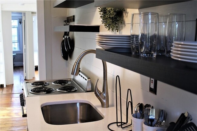 283 Spring St in Newport, RI - Foto de edificio - Building Photo