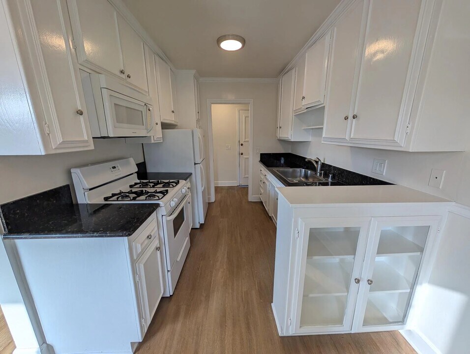 1631 Barry Ave in Los Angeles, CA - Building Photo