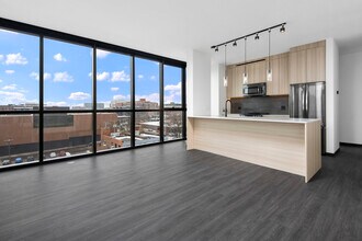 1301 W Washington Blvd, Unit 1608 in Chicago, IL - Building Photo - Building Photo