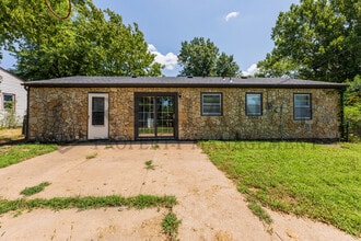 6505 N Randall Dr in Park City, KS - Foto de edificio - Building Photo