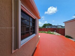 7601 SW 22nd St in Miami, FL - Building Photo - Building Photo