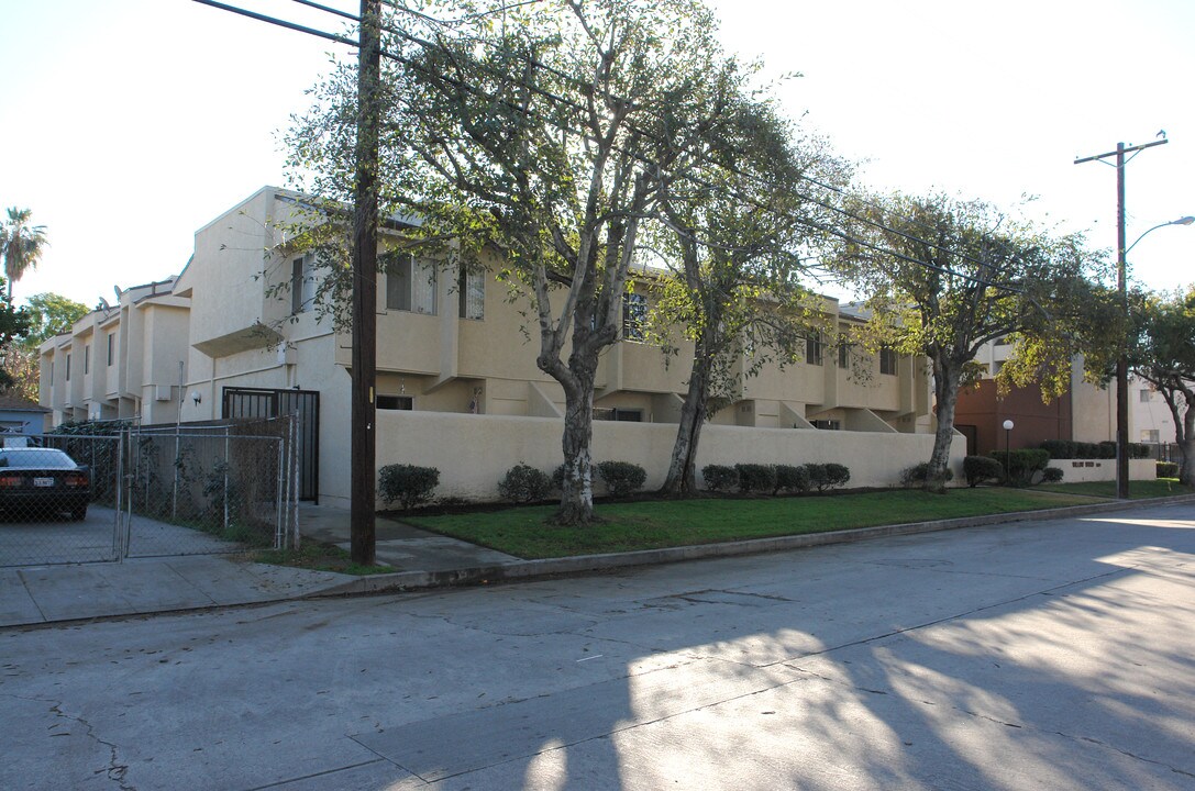 Denny Place & Willow Wood Apartments in North Hollywood, CA - Building Photo