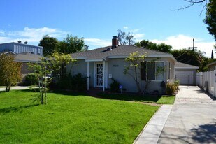 14330 Hatteras St in Los Angeles, CA - Building Photo