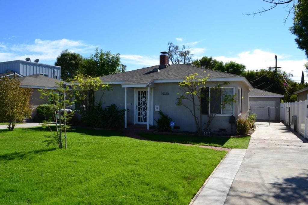 14330 Hatteras St in Los Angeles, CA - Building Photo