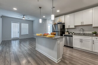 Lake Maggiore Apartments in St. Petersburg, FL - Foto de edificio - Interior Photo