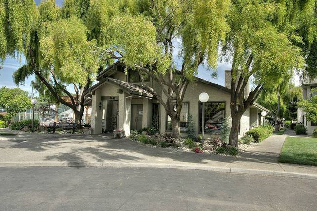 Meadow Ridge Apartments in Davis, CA - Foto de edificio - Building Photo