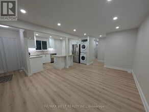 198 Cherrywood Dr in Newmarket, ON - Building Photo - Building Photo