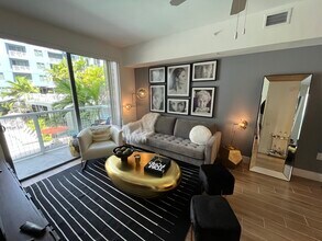 2131 NE 167th St, Unit A1 in North Miami Beach, FL - Foto de edificio - Building Photo