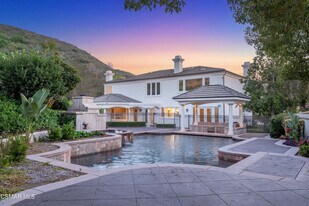 25301 Prado De Los Arboles in Calabasas, CA - Building Photo