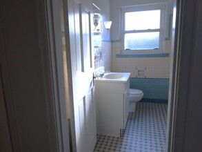 5595 Colerain Ave, Unit Apt 2 First Floor in Cincinnati, OH - Building Photo - Building Photo