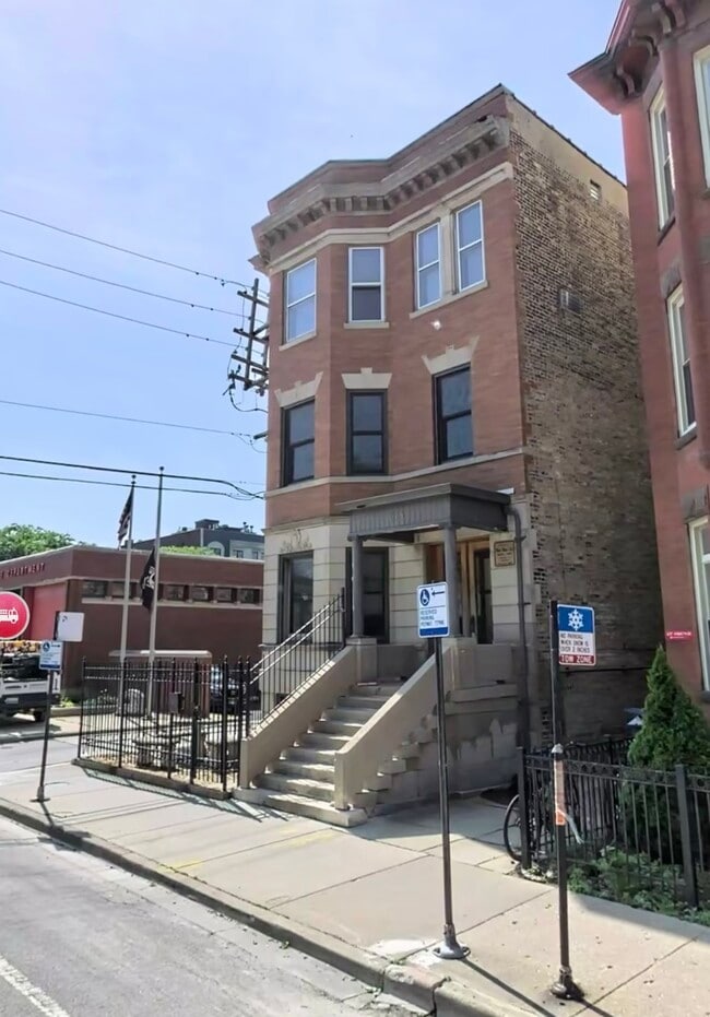 property at 615 W Armitage Ave