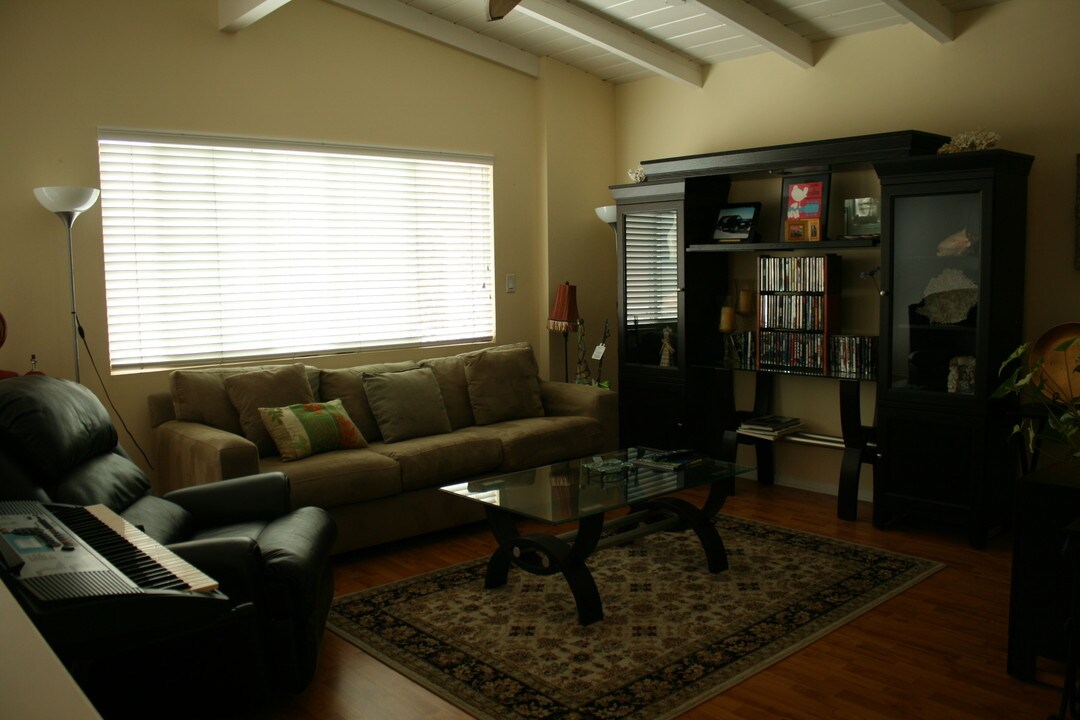 5339 Newcastle Ave, Unit 111 in Los Angeles, CA - Building Photo