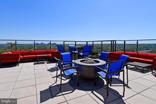 851 N Glebe Rd, Unit 214 in Arlington, VA - Building Photo