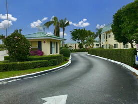 21 Colonial Club Dr in Boynton Beach, FL - Foto de edificio - Building Photo