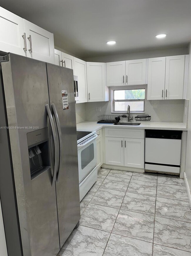8970 S Hollybrook Blvd in Pembroke Pines, FL - Building Photo - Building Photo