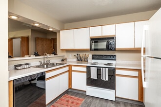 Hillcrest Park Apartments-Student Housing in Cedar Falls, IA - Building Photo - Interior Photo