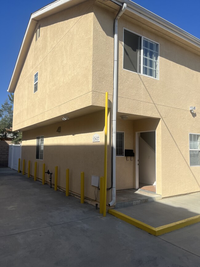 12627 Oxnard St in Los Angeles, CA - Building Photo - Building Photo