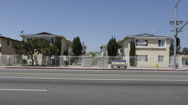 Vineland Apartments in Sun Valley, CA - Building Photo - Building Photo