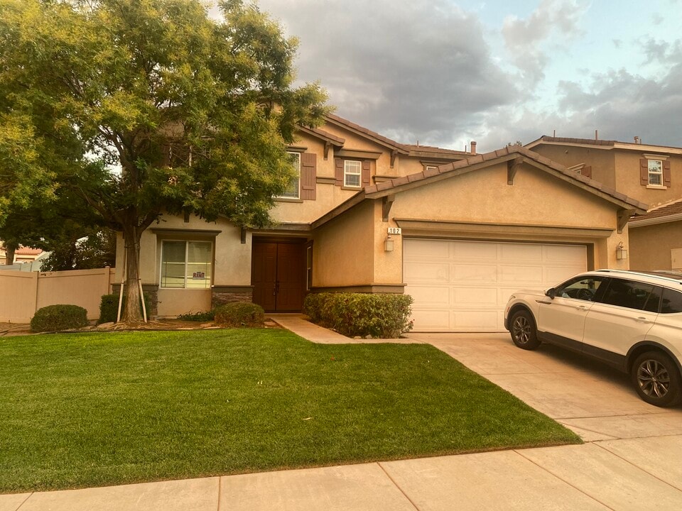 102 Elderberry Ct in Tehachapi, CA - Foto de edificio