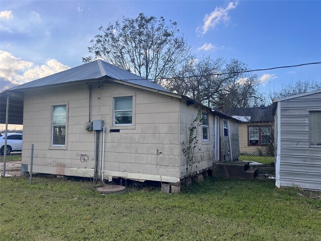815 E Railroad Ave in Boling, TX - Building Photo - Building Photo