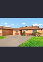 2275 N Kensington Way in Hanford, CA - Building Photo