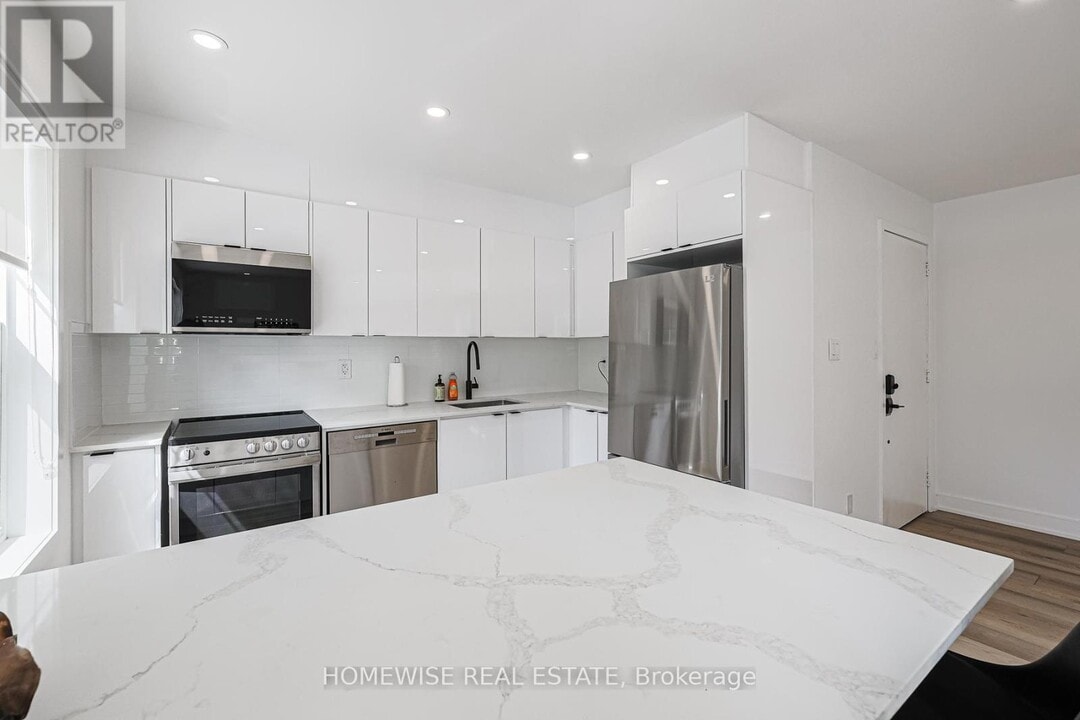 383 Spadina Rd in Toronto, ON - Building Photo