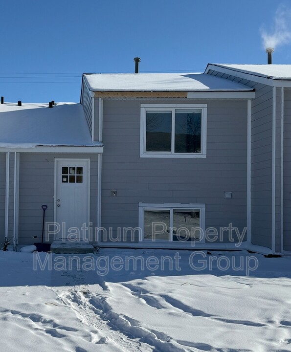 4649 Hubalta Rd SE in Calgary, AB - Building Photo