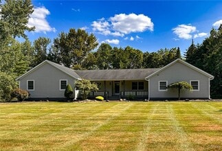 97 1/2 Sanger Ave in New Hartford, NY - Building Photo - Building Photo