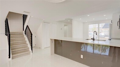 933 NE 24th Ave in Hallandale Beach, FL - Building Photo - Building Photo