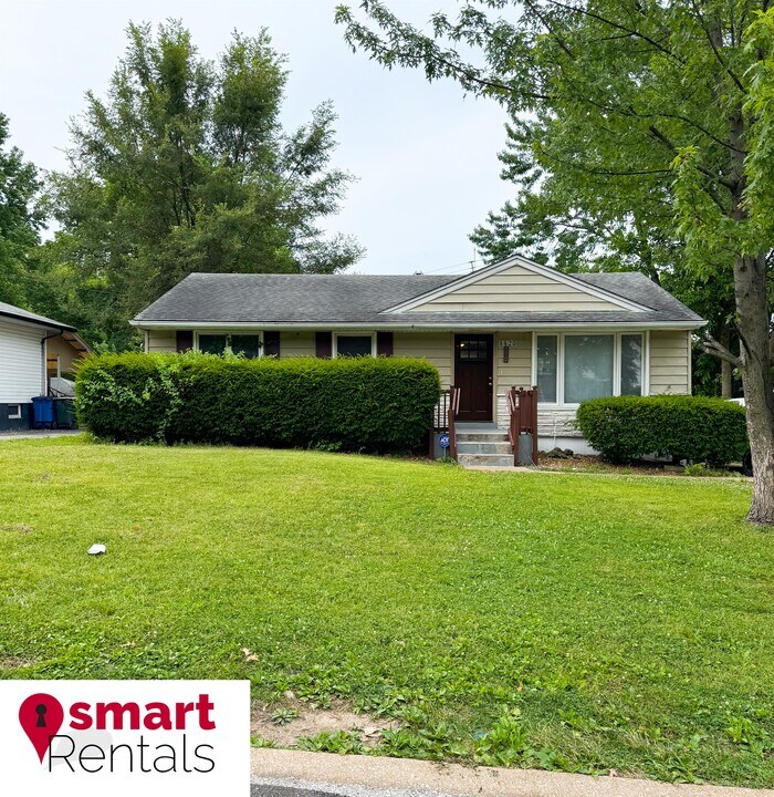 8620 Elwyn Dr in Hazelwood, MO - Building Photo