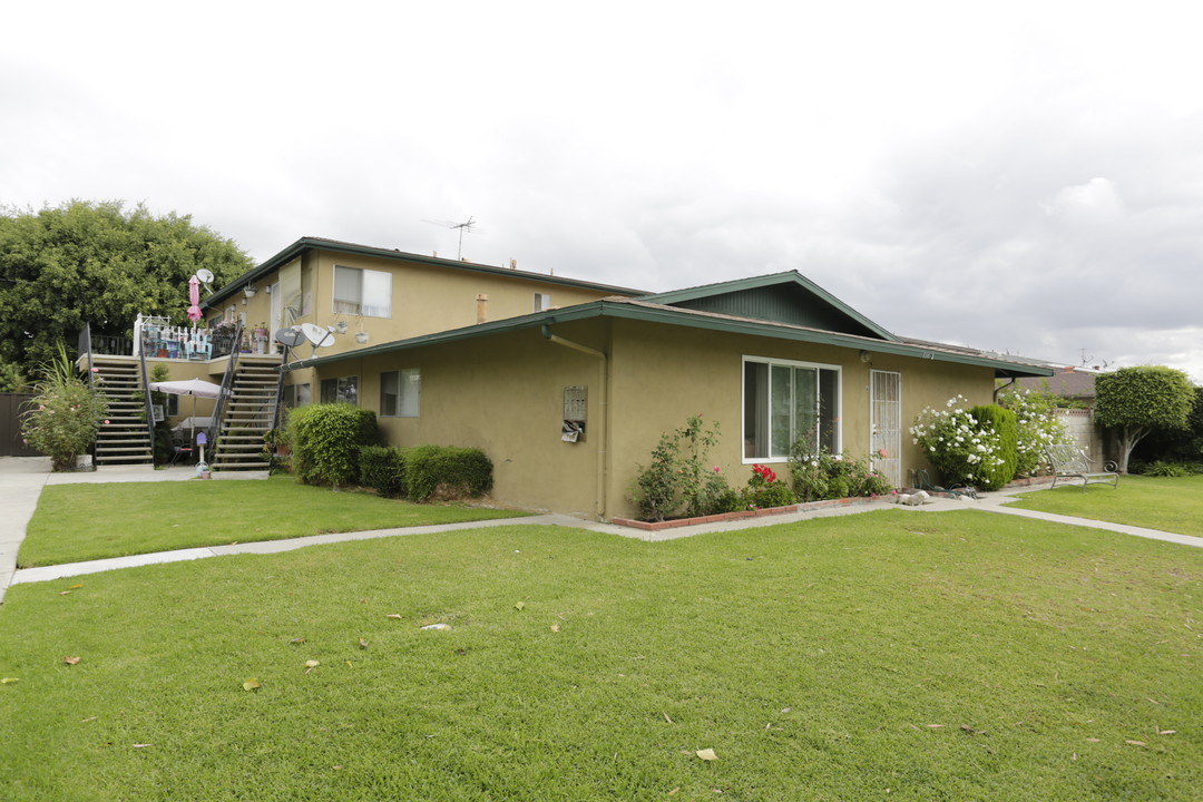 1582 Coriander Dr in Costa Mesa, CA - Foto de edificio