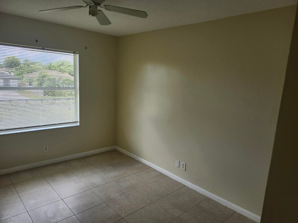 621 Cypress Way W in Palm Springs, FL - Building Photo