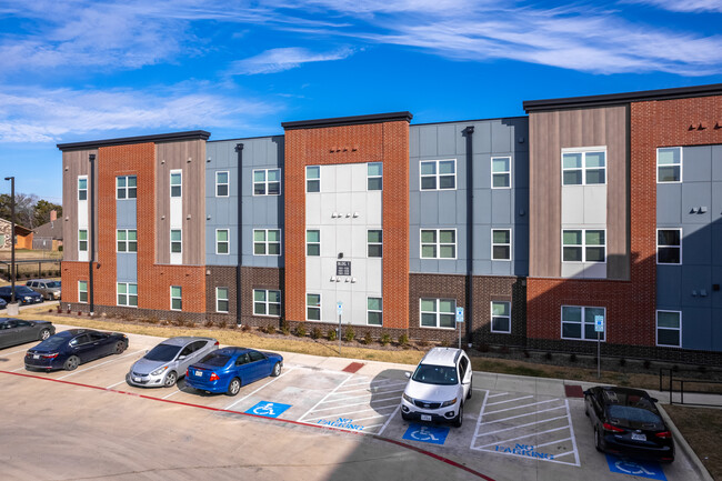 Highpoint at Wynnewood in Dallas, TX - Building Photo - Building Photo