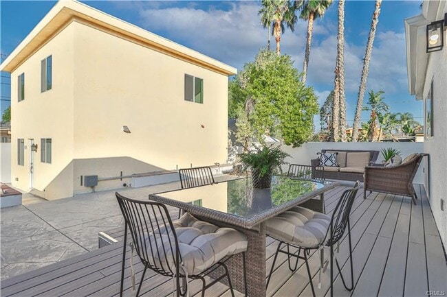 Modern 3-Bed/3-Bath Townhome in Woodland Hills, CA - Building Photo - Building Photo