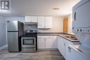 32 Grove St W in Barrie, ON - Building Photo