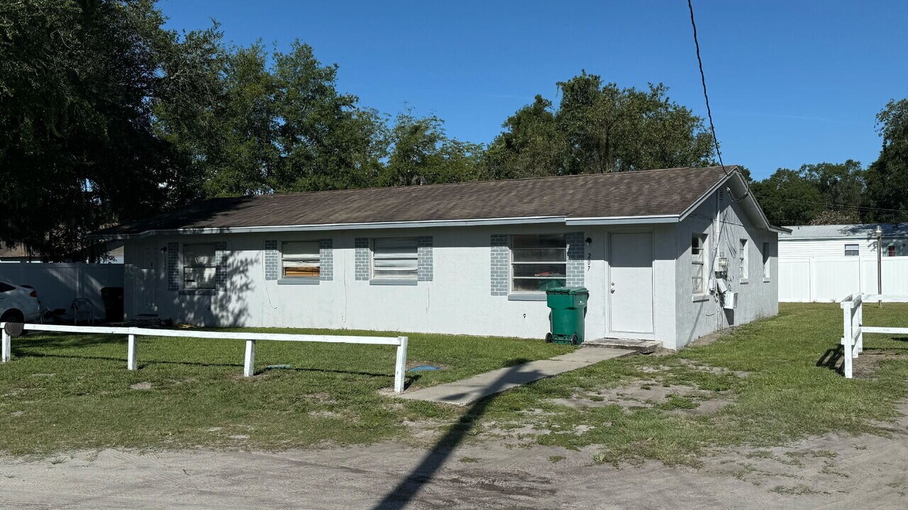 207 Mill St in Wildwood, FL - Building Photo