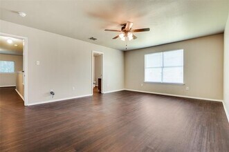 207 Silver Spur Dr in Waxahachie, TX - Foto de edificio - Building Photo