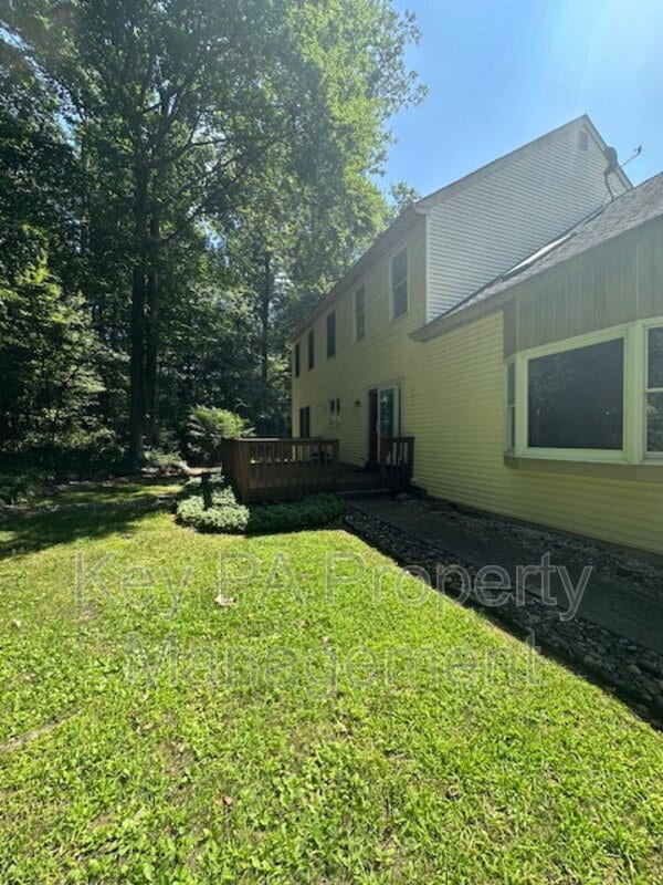 16 Brookhollow Dr in Downingtown, PA - Foto de edificio - Building Photo
