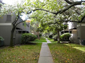 Oakwood Village in Antioch, CA - Building Photo - Building Photo