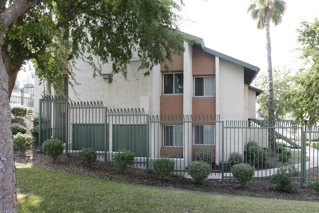 Panorama Park Apartments in Bakersfield, CA - Foto de edificio - Building Photo